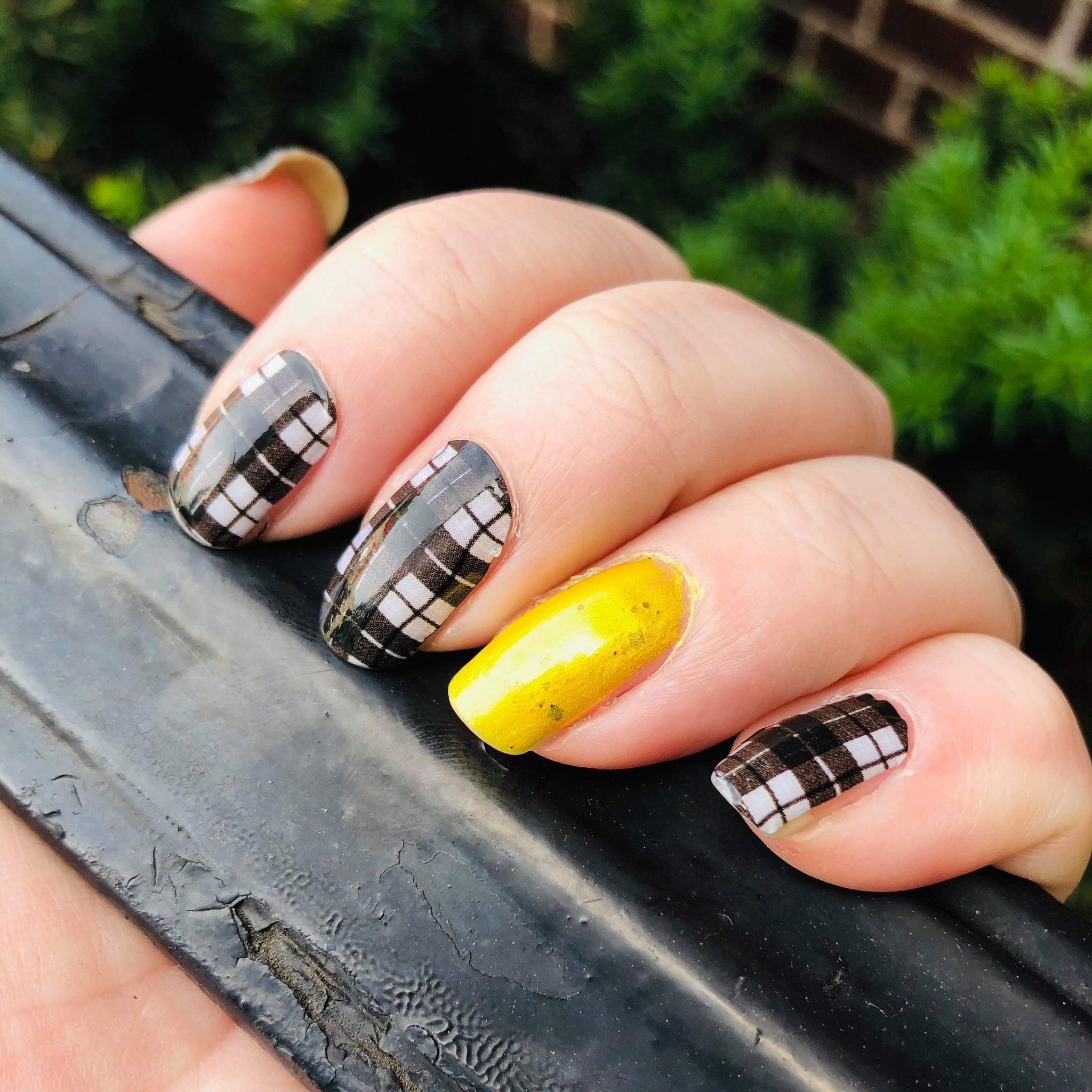 Cute plaid nail designs for autumn 2021 : Cinnamon Plaid Nails