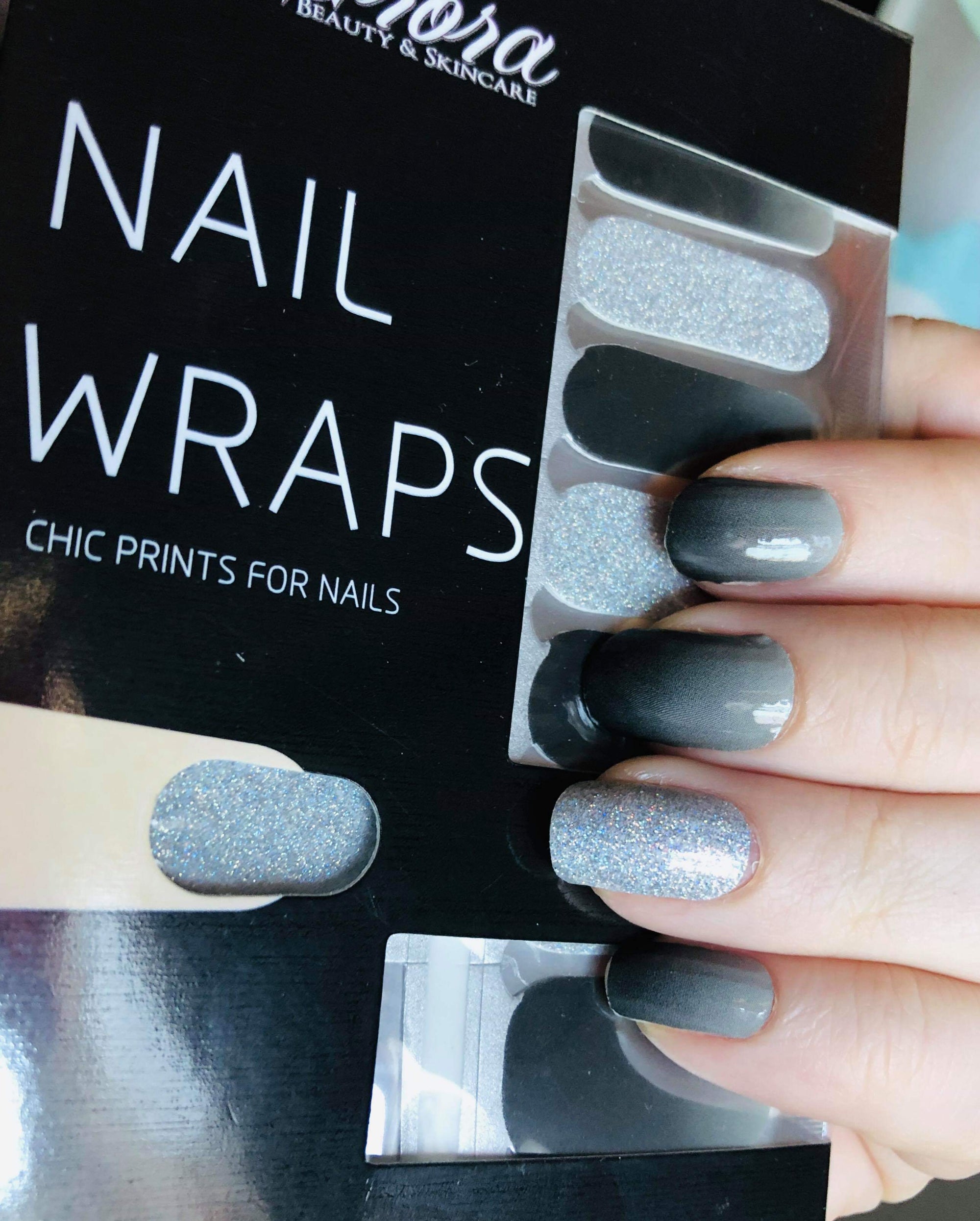 Envolturas para uñas con purpurina gris y plateada
